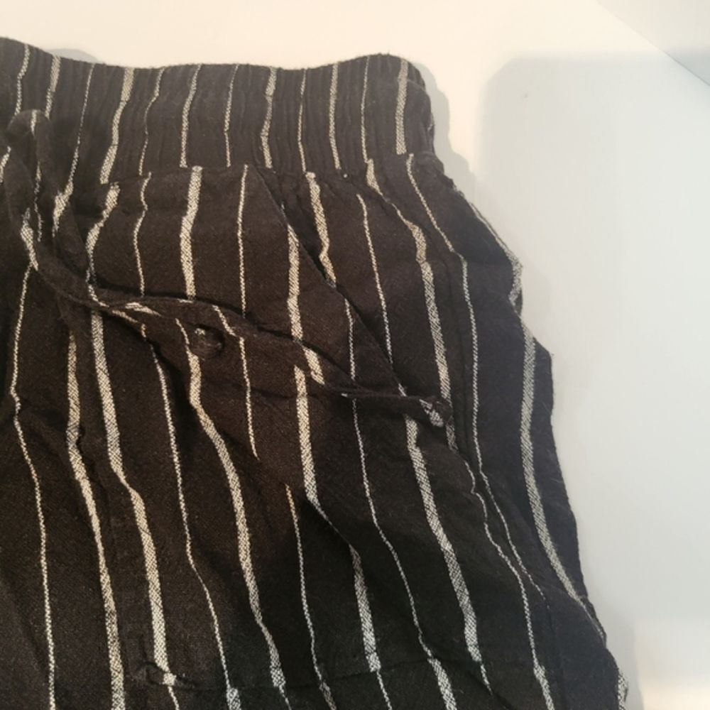 Forever 21 Women's‎ Black Stripe Casual Shorts - Picture 5 of 6